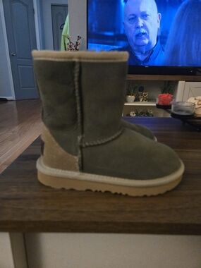UGG Short Shearling-Lined Boot in Gray